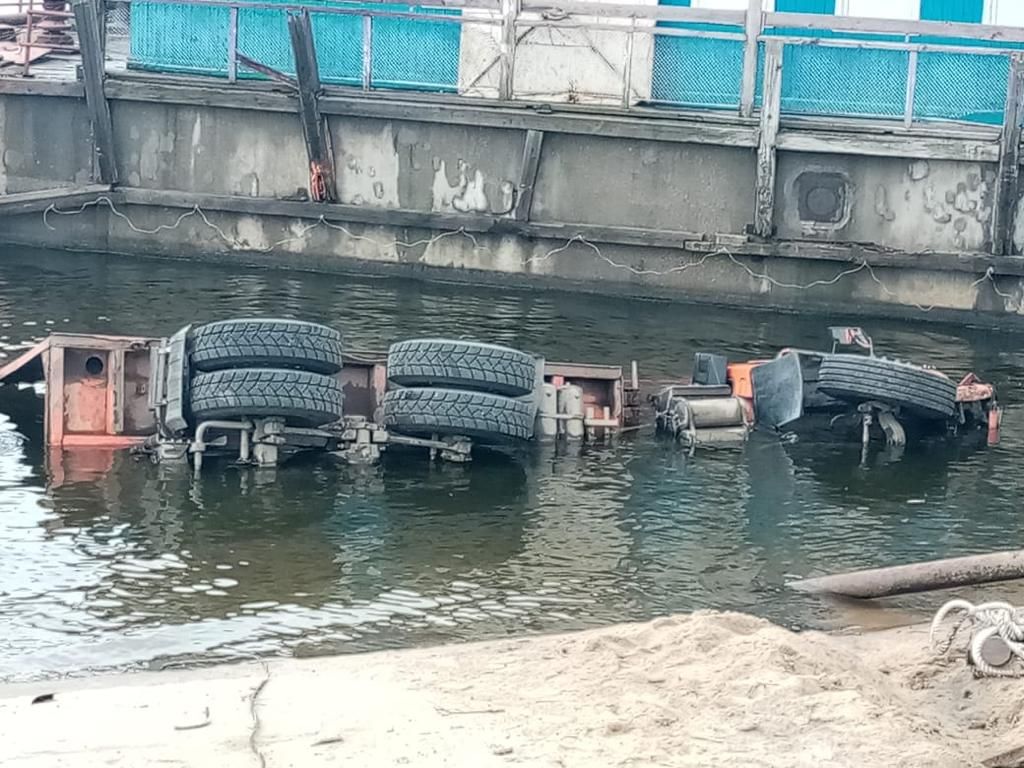 В Татарстане грузовик и легковушка после столкновения рухнули в воду 